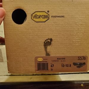 Brand new Men's Vibrams size 12 US or 47 Euro
